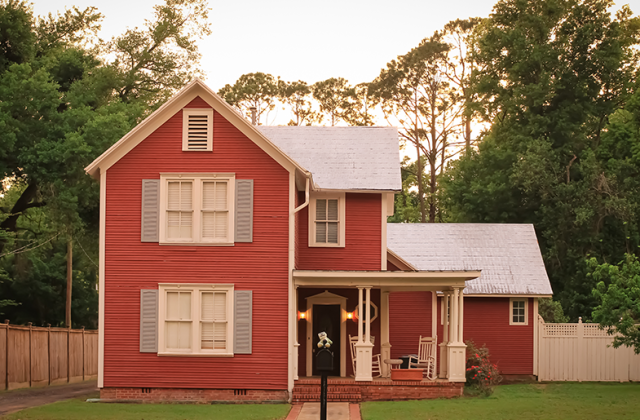 红色的房子，白色的篱笆，周围有树